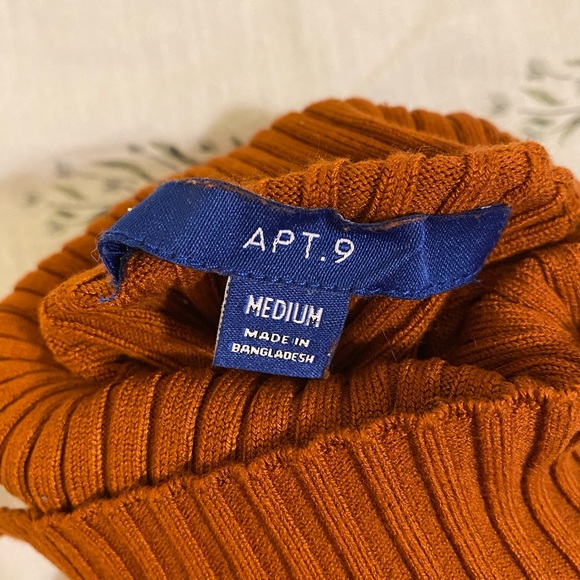 Ribbed Turtle Neck - Picture 3 of 3